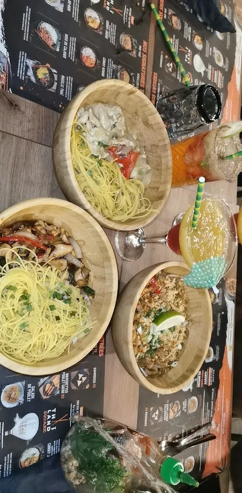 Basilic Thai Pad Thaï Crevettes Et Curry Vert